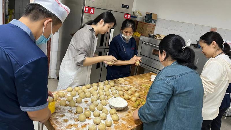 山东安澜工程建设有限公司开展“我们的节日·精神的家园——中秋节”巧手做月饼活动(图1) 山东安澜工程建设有限公司开展“我们的节日·精神的家园——中秋节”巧手做月饼活动(图1)