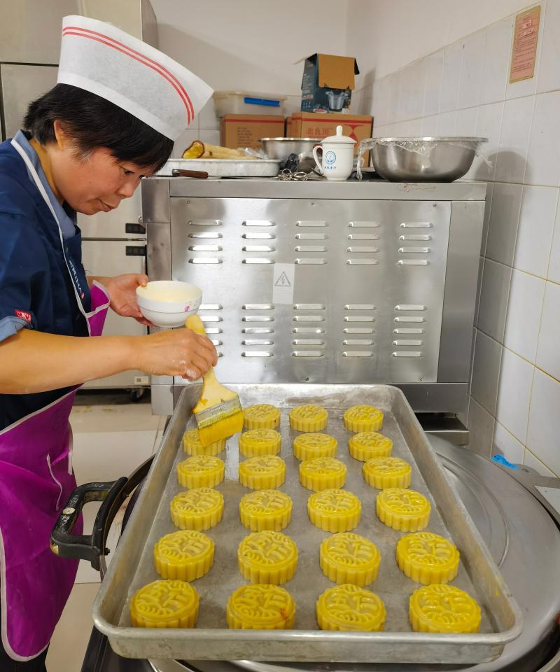 山东安澜工程建设有限公司开展“我们的节日·精神的家园——中秋节”巧手做月饼活动(图2) 山东安澜工程建设有限公司开展“我们的节日·精神的家园——中秋节”巧手做月饼活动(图2)