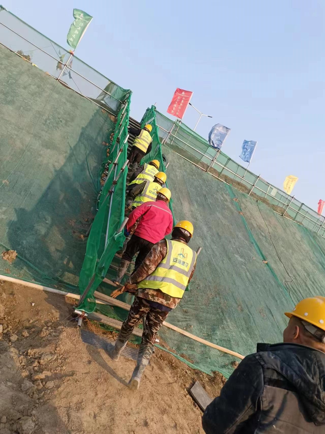 黄河下游（山东段）陶城铺引黄涵闸改建工程项目部  举办施工人员基坑逃生演练 (图2)